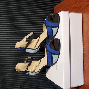 EY Boutique New in box navy blue heels 👠 💙